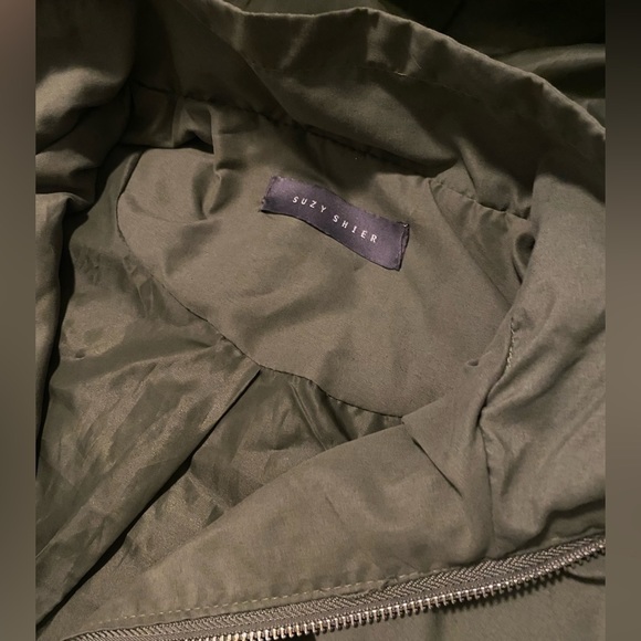 Lightweight green zip up, sewn with multiple  layers. - Picture 5 of 7